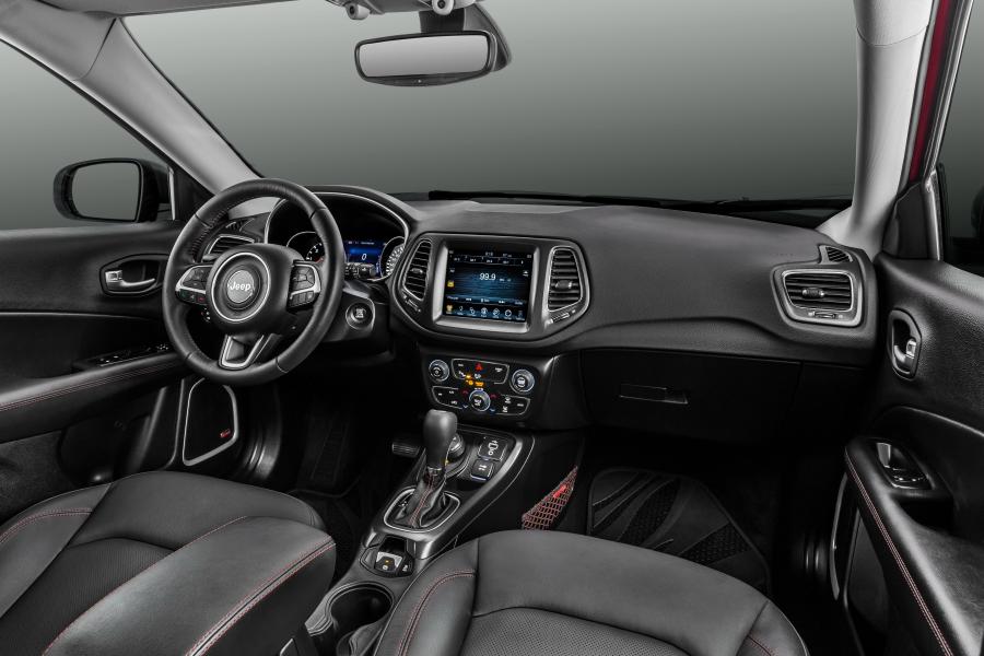 Интерьер Jeep Compass Trailhawk 2016 года  (LA) (фото 8 из 27)
